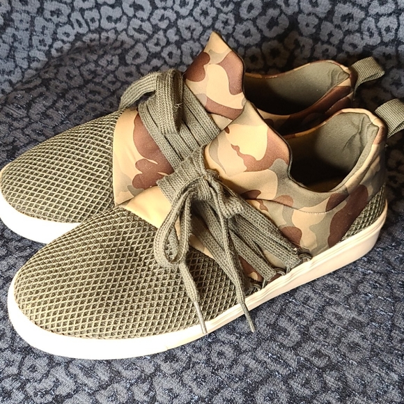 Time and Tru Shoes - Women's Camo Slip On Sneakers Memory Foam 8